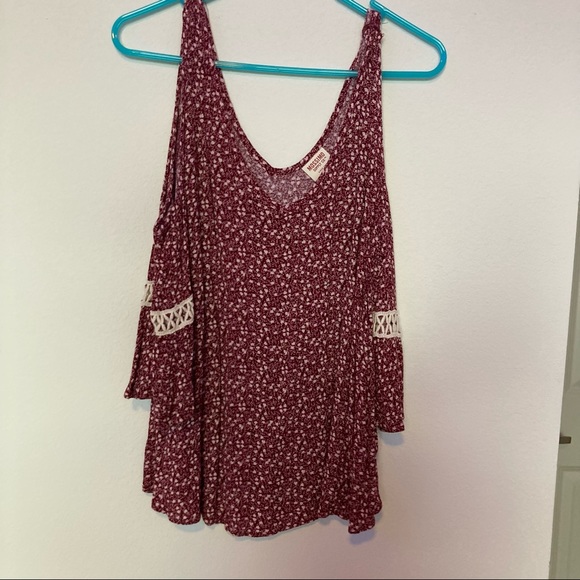 Target Flowy Floral Cold-Shoulder Top - Picture 3 of 5